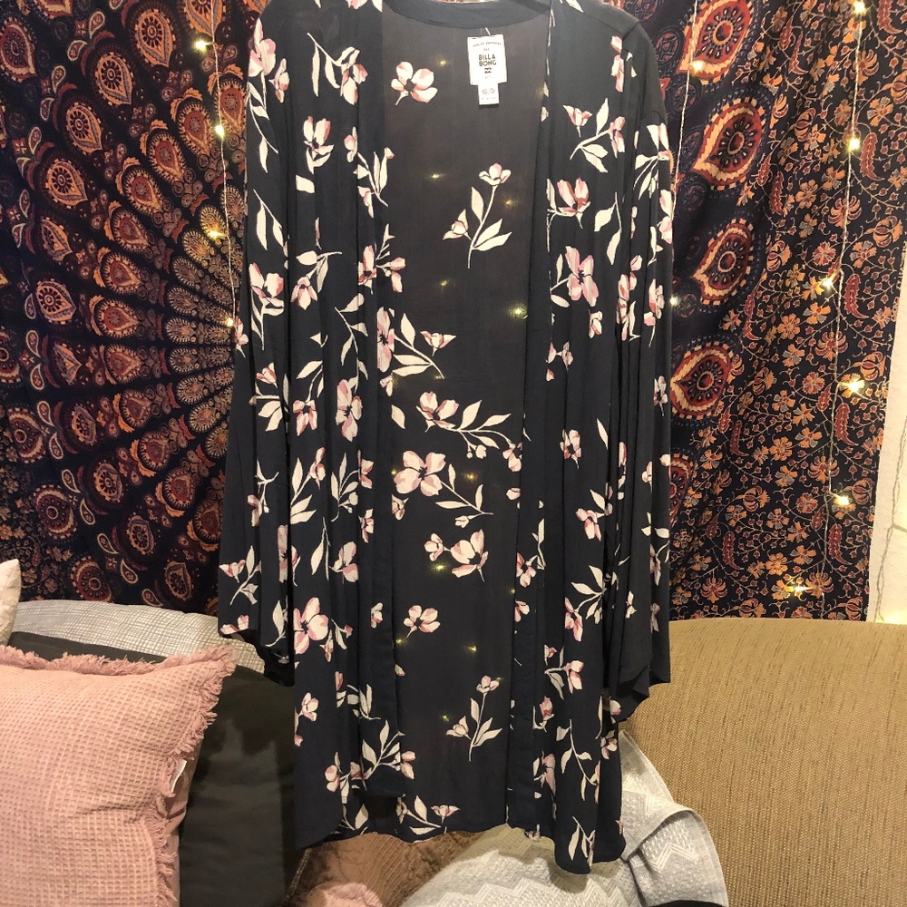 Long flowery Cardigan.